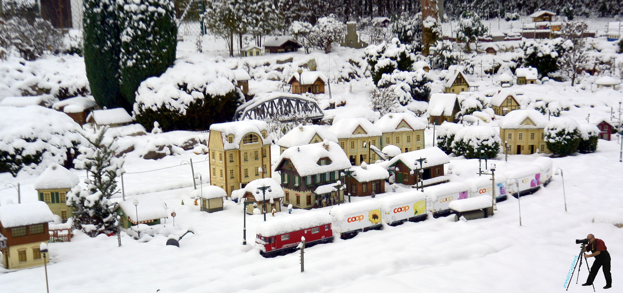 Blumen, Gemüse und Früchte werden auch im Winter auf der Gartenbahnanlage transportiert